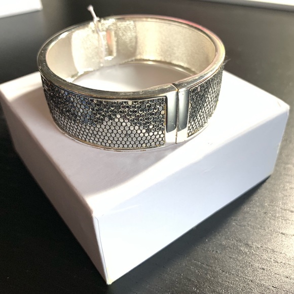 Betsey Johnson silver metallic bangle bracelet - Picture 5 of 6